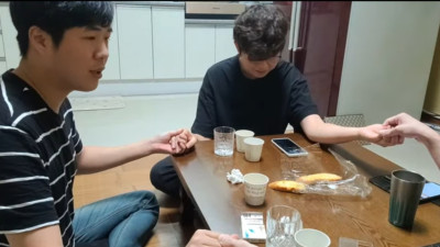 세분이 손잡고 안아주십쇼