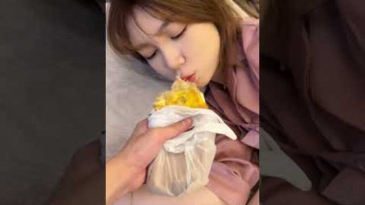 자고있는 아내에게 몰래