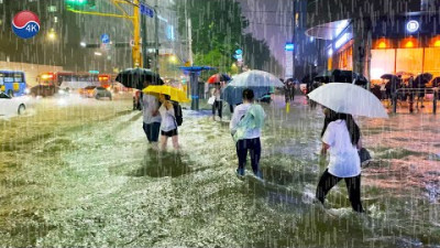 서울 강남역! 80년만의 기록적 폭우 침수 현장 걷기🚨맨발에 위험천만한 시민들, 115년만의 물폭탄에 쑥대밭된 1시간의 기록! 정전,암흑가된 클럽 골목 인파들, 서울 트래블 워커.