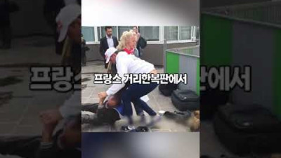 노숙자는 울면서 애원했지만...
