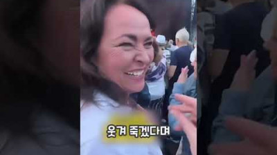공연 중 앞에 있는 여성을 쓰다듬는 남성