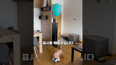 엄마가 아기에게 풍선을 달아줍니다.
